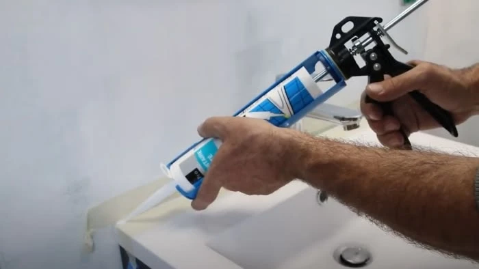 Application de bande d'étanchéité et résine liquide SEL sur le pourtour d'un receveur de douche