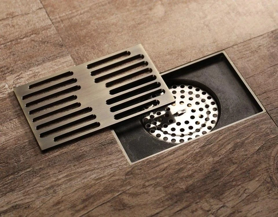 Bonde extra-plate raccordée à la canalisation d'évacuation, adaptée à un receveur de faible hauteur